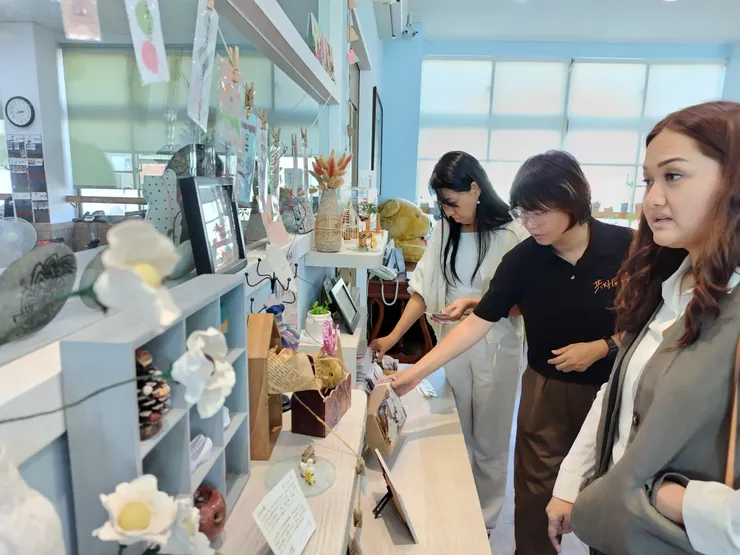 緬甸訪客選購小作所的文創品。