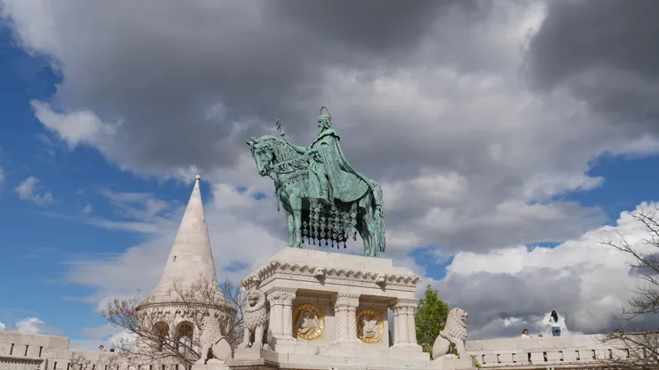 教堂前面的國王銅像