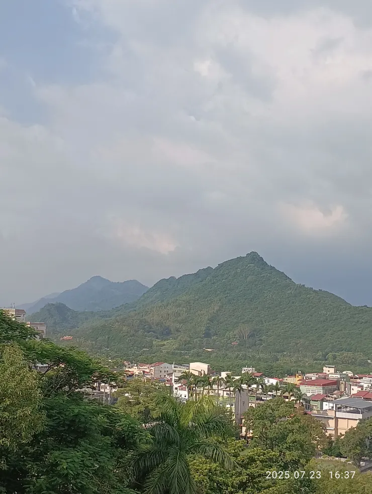 長天山色居高見；前為旗尾山後為靈山