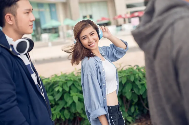 下班後提早一站下車，邊聽音樂邊在陌生小巷中隨意亂逛也是很好的獨處時刻。圖/123RF圖庫