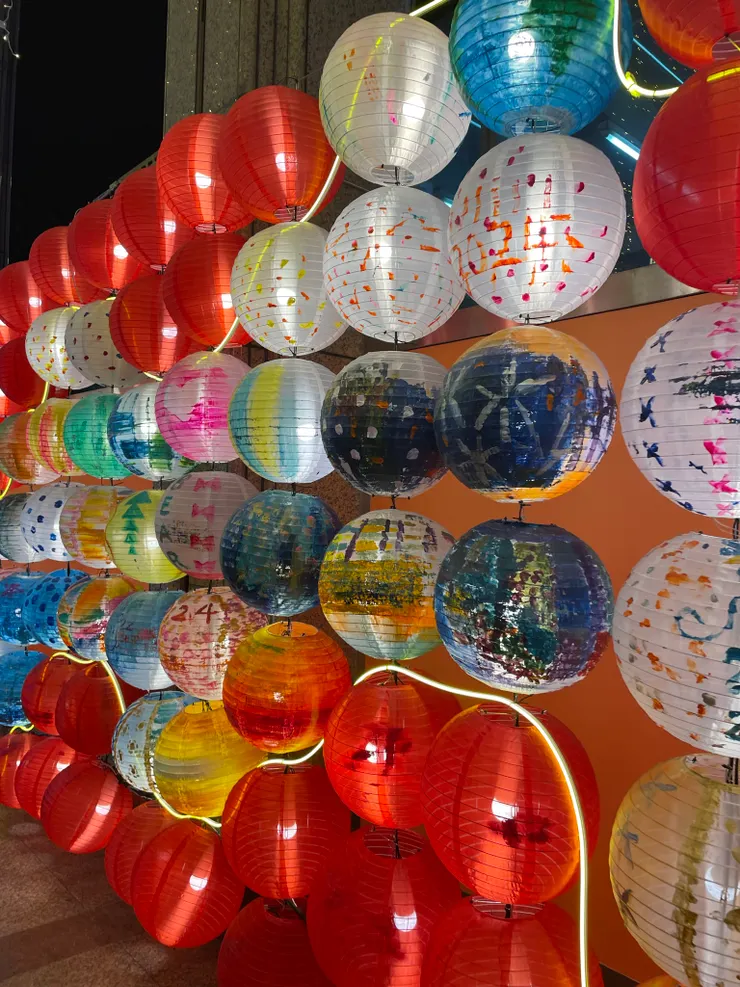 一出捷運站就看到了好多燈籠