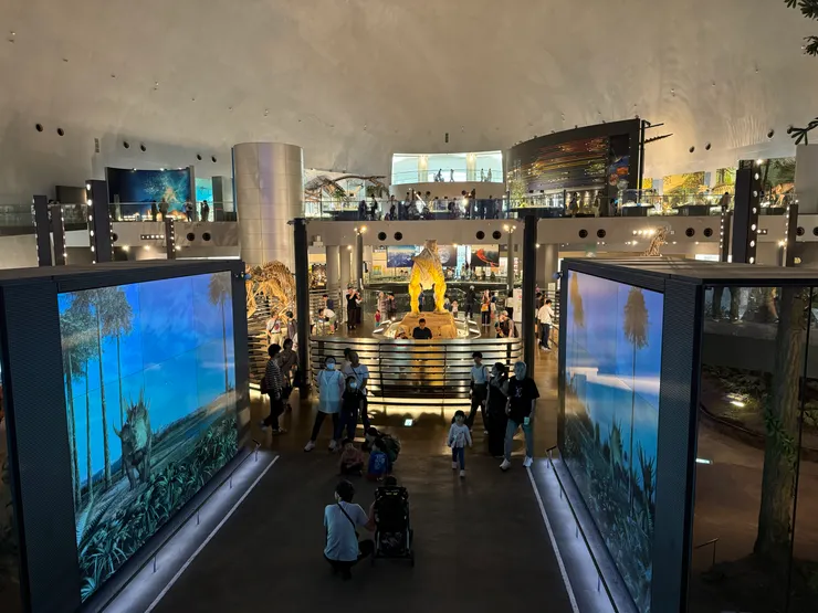 在中間迎接的暴龍