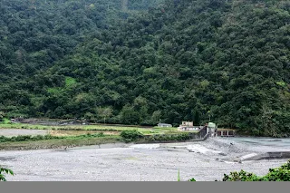 圓山發電所取水口(圖右)，左側為沉沙池