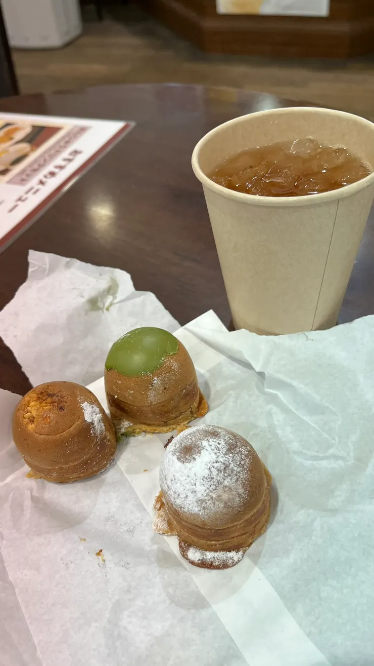 咬下酥脆的外皮後，內餡整個從裡面爆出，咬出滿滿的幸福感。 