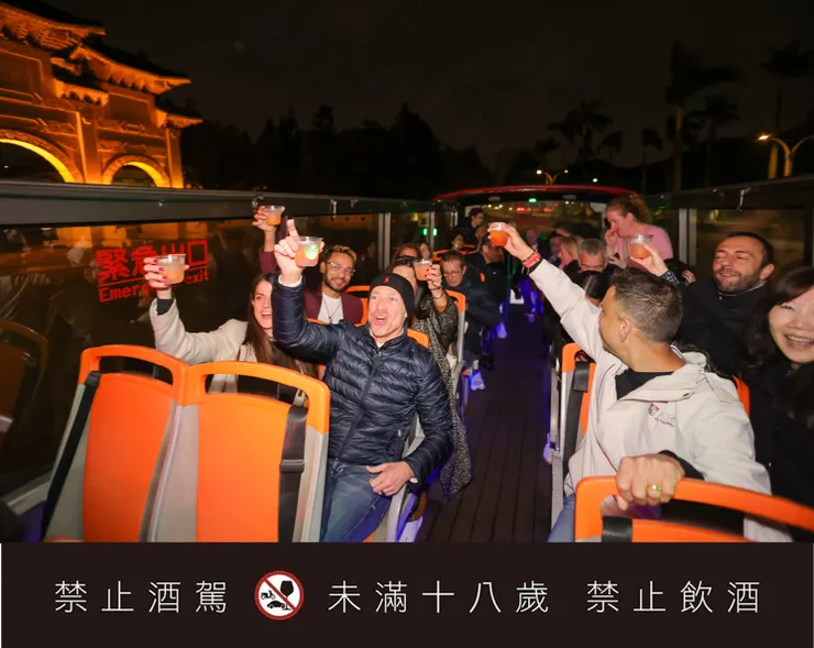 圖說：結合台北地標夜景與頂級調酒體驗，MyTaiwanTour打造全台第一個「移動酒吧」觀光巴士，創造全新沉浸式旅遊體驗。（資料來源：飛亞旅行社）
