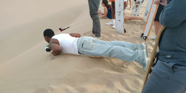 腳往上翹，挺胸，如果刮到地可會痛到不行