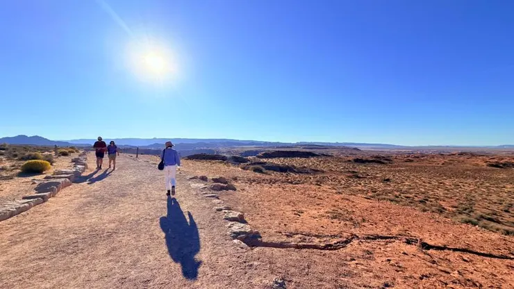 下車後還要走一公里