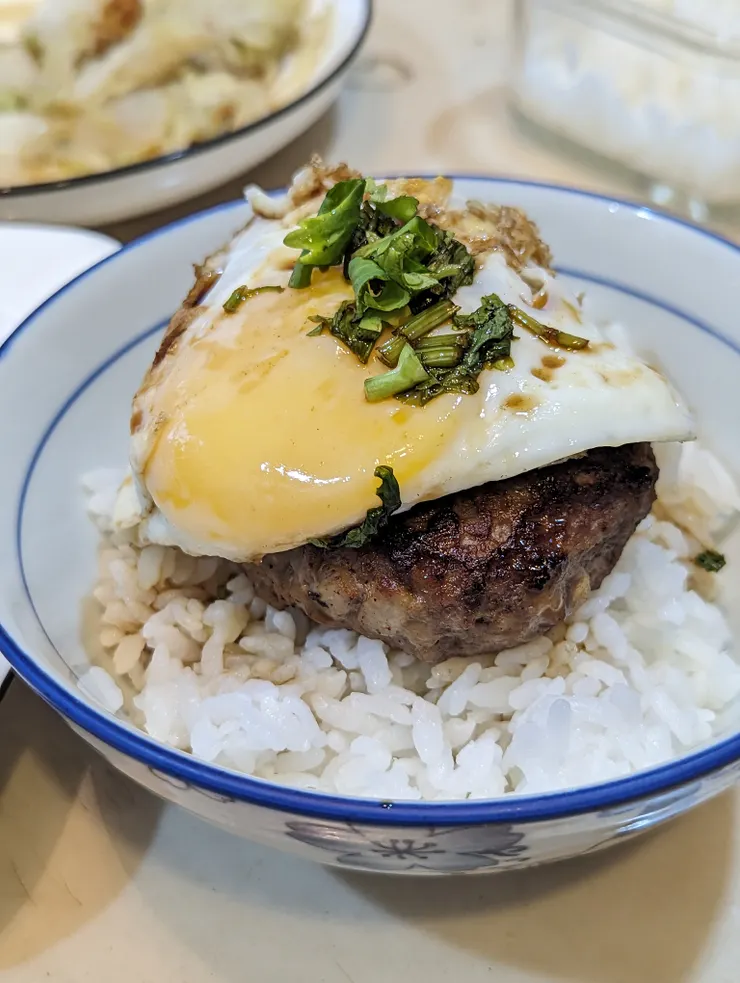 加上一顆半熟蛋配點醬汁和香菜吃