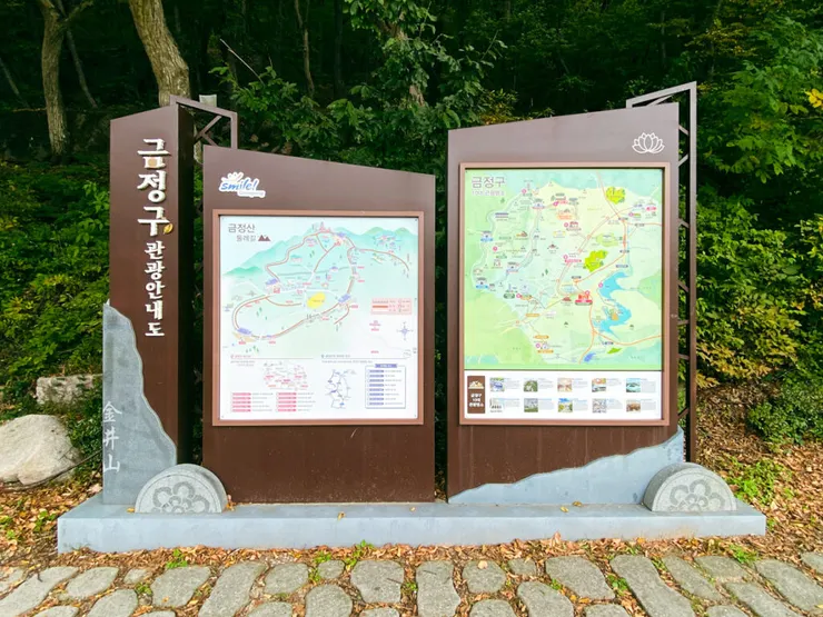 公車站附近的指示牌