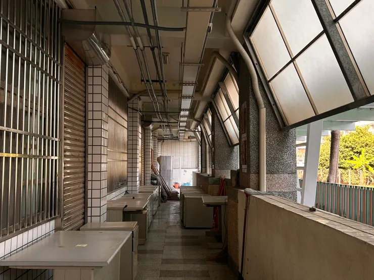 寒假的小學後走廊