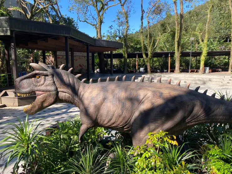 園內是以恐龍為主題的，會動還會叫