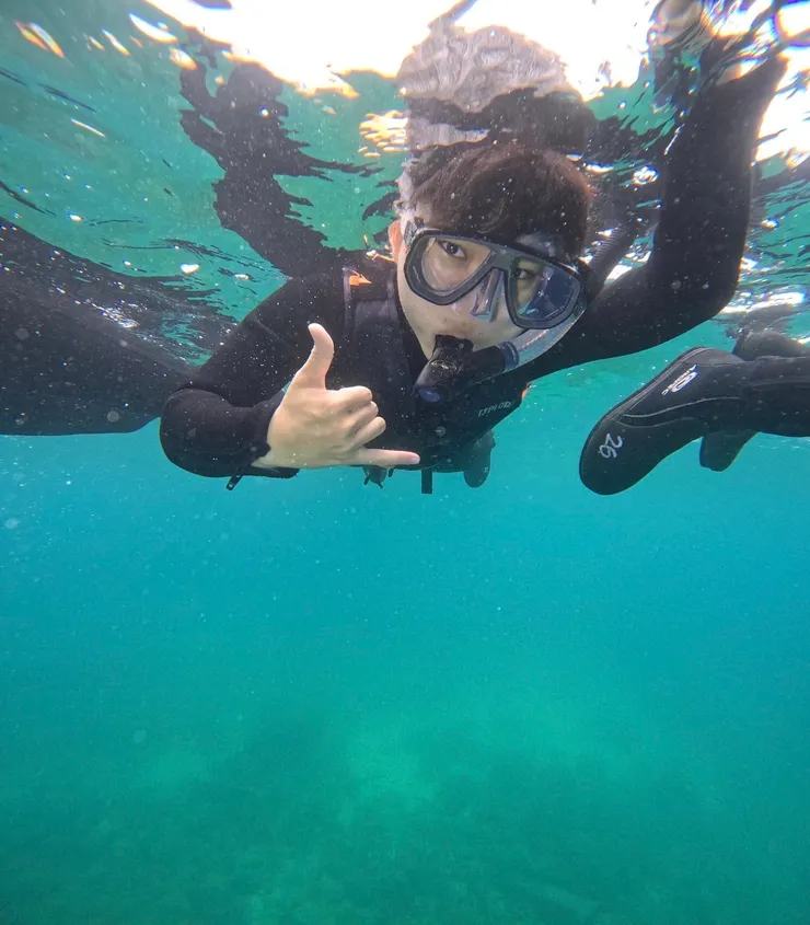 海裡的照片,看到很多潛水的人都會比六,我也跟風比一下 哈!