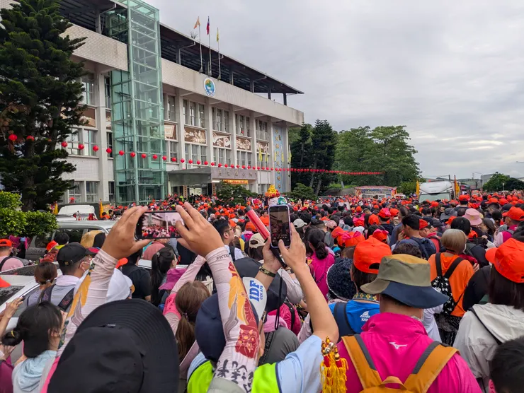 媽祖昨晚在通霄鎮公所，6點準備起駕