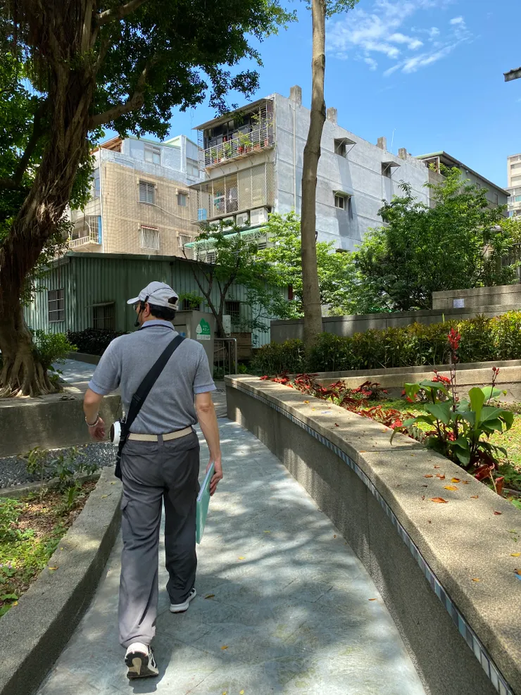 往公園西北角出口走出