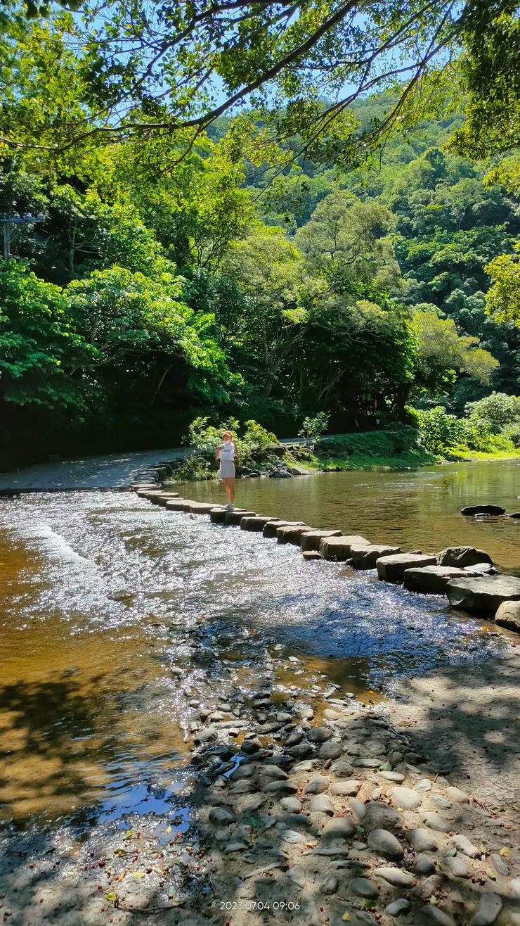 選走瀑布步道會跨過兩處跳石涉水區