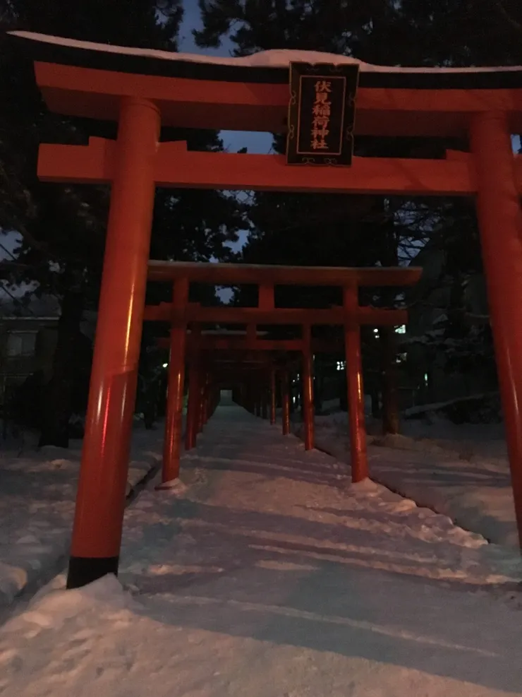 2018年12月31日晚上的札幌伏見稻荷神社。有沒有「神隱事件」的感覺。