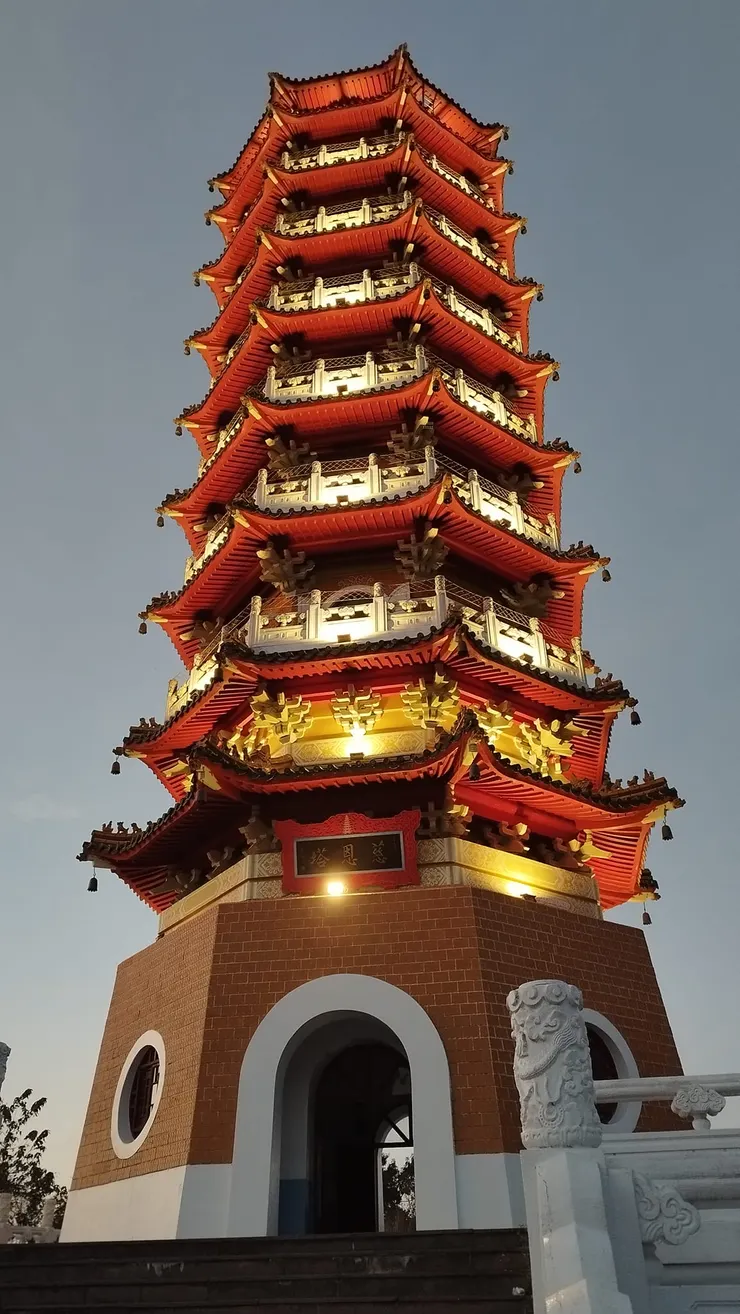 每晚慈恩塔都會點燈　這條步道入夜並不好走　最好有人陪同及備好照明　河童拍攝／２０２３年