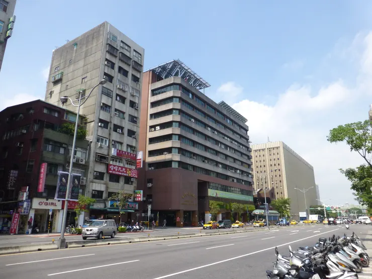 圖示：台灣官方的勞保局總部所在仰德大樓，在改建前的南門市場（中正區公所）旁，都在羅斯福路路邊。圖片來源為張居隱：https://www.shutterstock.com/zh/image-photo/1788538325