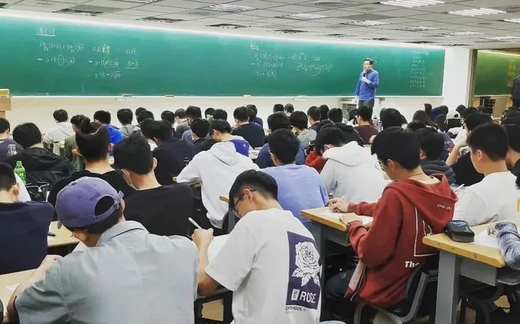 圖說：數學課堂現場，強調觀念理解與系統化訓練。（圖／周杰數學）