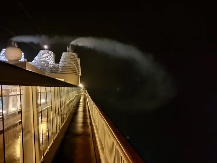 半夜了,該回去睡覺了。