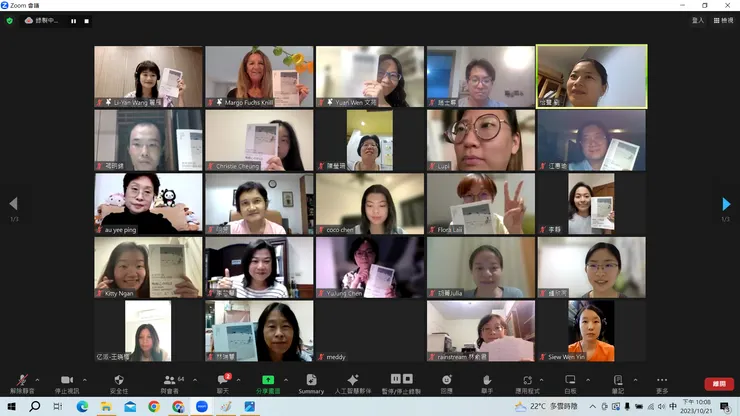 全體拿書大合照