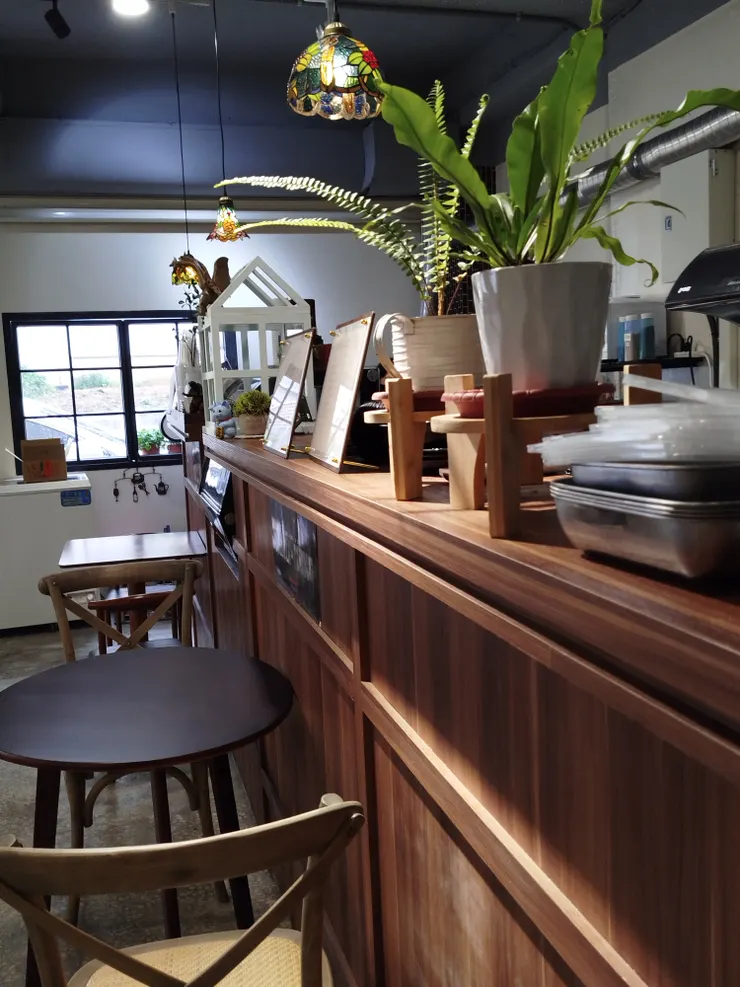 吧檯上的擺設，將內外隔成兩個世界，很有復古日式喫茶店的風味