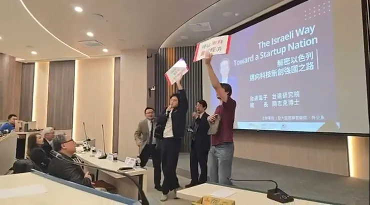 抗議學生上台舉牌 (圖片取自「政大種子社」臉書網頁)