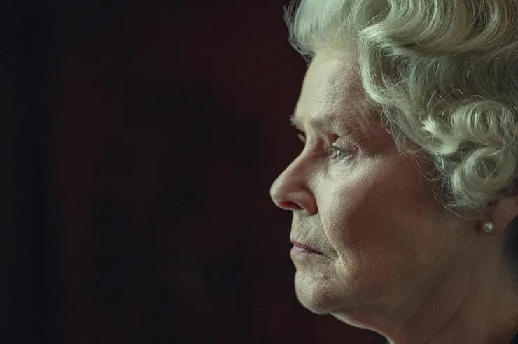 這份沉默，像是在看向歷史，也像是在回避自己。