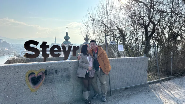 爬到高處有地標字樣可以拍照紀念