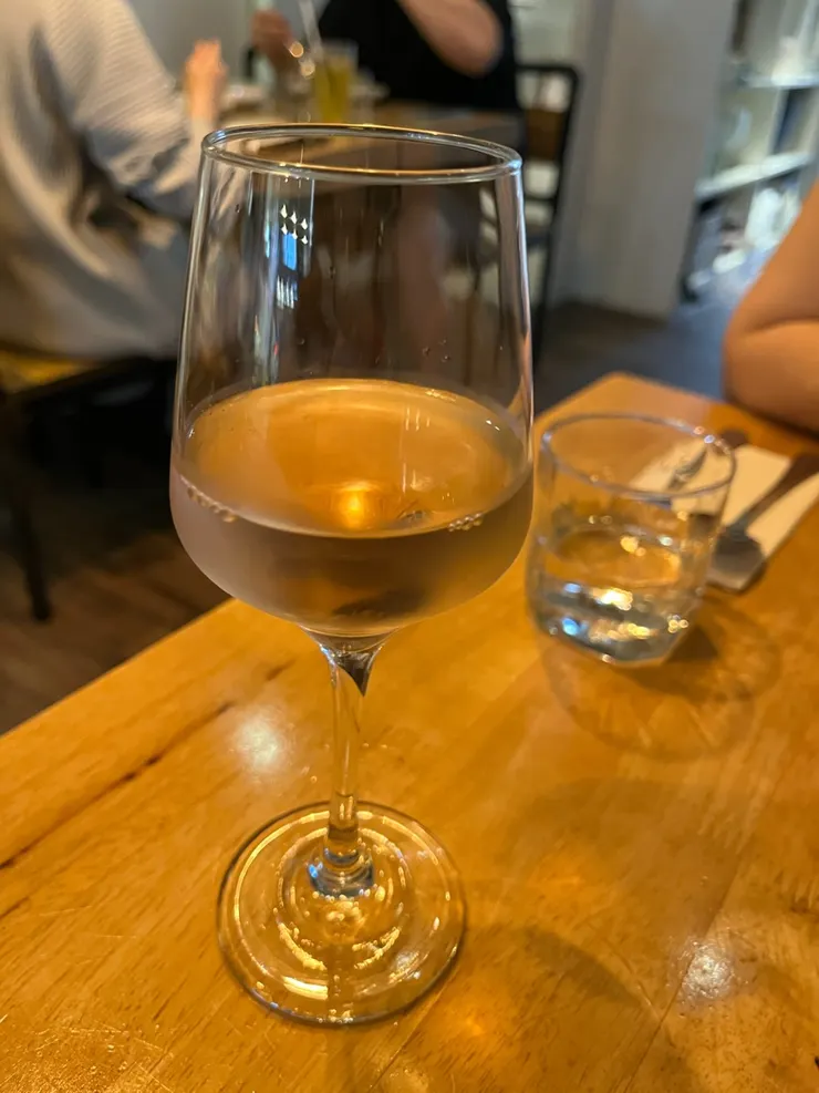 白酒小半杯，滿順口的，要價250。