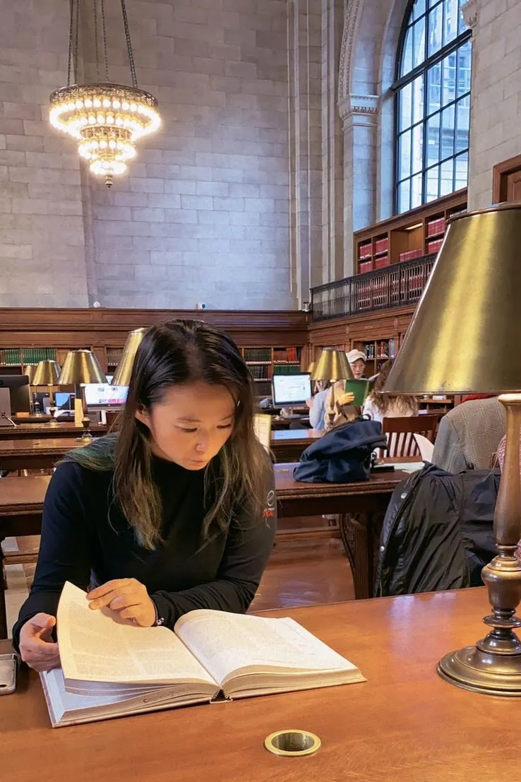 充滿歷史感和文化氛圍的紐約公共圖書館，連靜靜的坐著都增添了幾分氣質