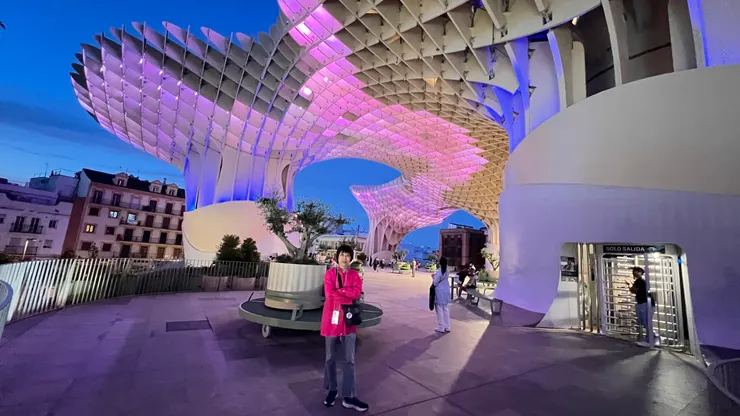 城市陽傘曲線延伸的美感