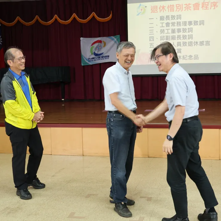 【吳副頒發完紀念品，用力與JB久久握手，表現得最是不捨！二人辦公室相鄰，廠長室共事4年半多來，對他的感謝一切盡在不言中。】