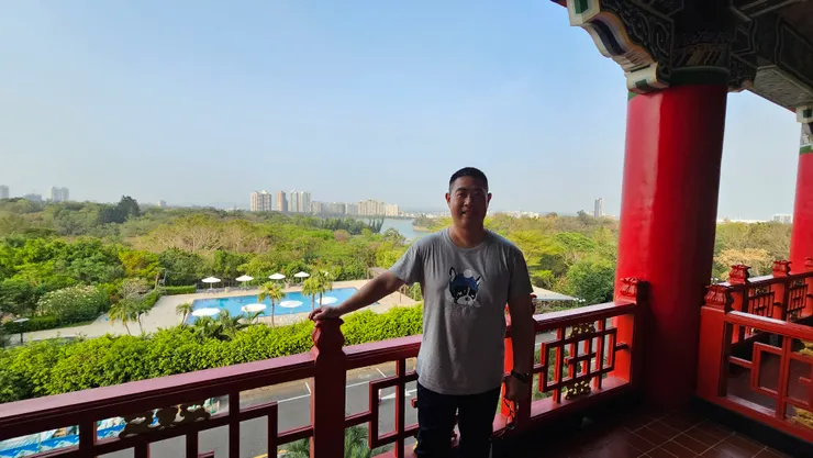 這是高雄圓山大飯店的湖景客房!我身後可以看到飯店游泳池和澄清湖!