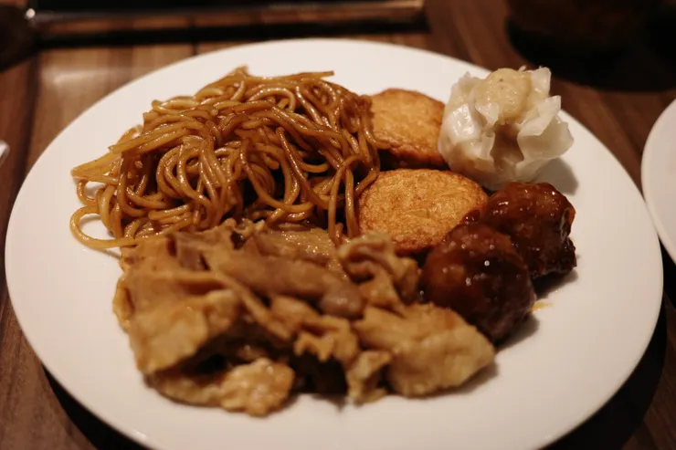 拿了幾樣充滿日式風味的餐點，其中我最愛「薩摩炸魚餅」