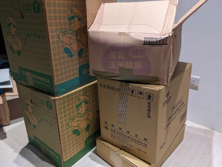 一批剛運抵到的舊箱