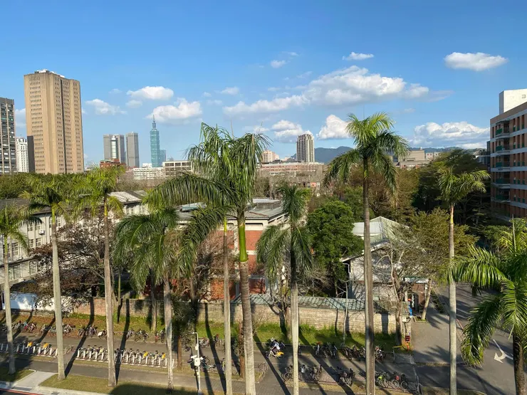 從生化所高處眺望女九舍，現已加裝了鐵皮屋頂