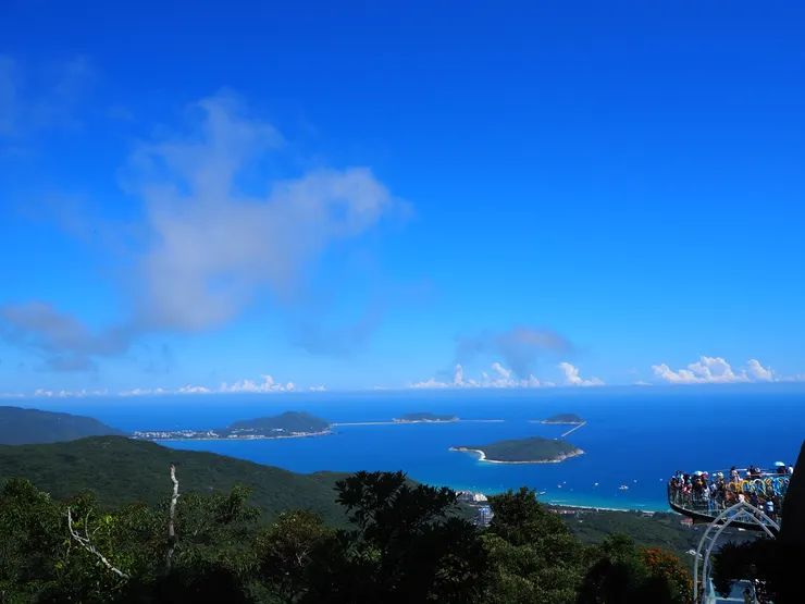 提提大家，瞭望台其中一個方向是軍事基地，不能拍照（不是這個方向），瞭望台上有軍人駐守阻止旅客拍照。