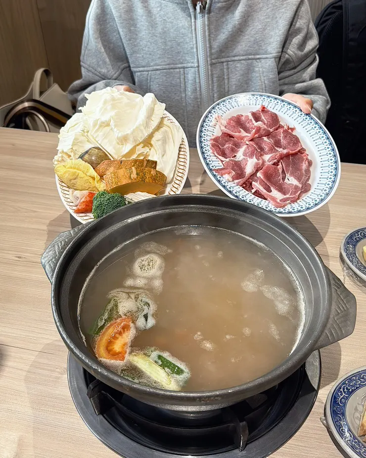 豬肉爐基本盤，內含多種新鮮時蔬與色澤粉嫩的台南在地溫體豬肉。