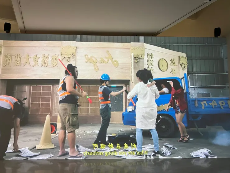 邱子晏，《曼德拉記憶》，2023，4K 雙頻道彩色有聲錄像、木、鏡子、輸出圖片，尺寸依空間而定，錄像：12分。