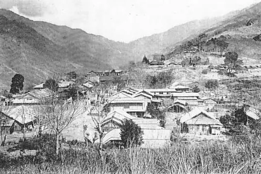 1930年的霧社 Japanese book "Album in commemoration of subjugation of Musha" published by Kyoshin Shokai. See page for author, Public domain, via Wikimedia Commons