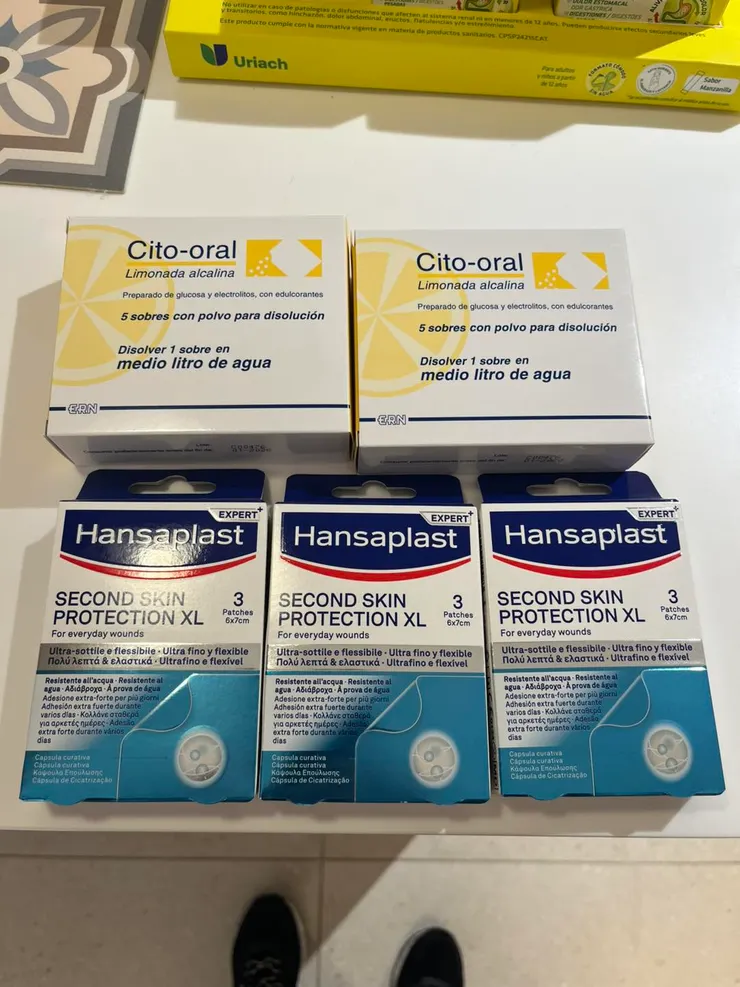 非常推薦準備這兩個在朝聖之路。上面是電解質沖泡粉 (流太多汗)、下面是輕薄的人工皮 (比防水泡貼更薄更適合)