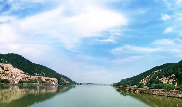 洛陽龍門青山對峙,伊水中流,宛如天然門闕,古稱「伊闕」。