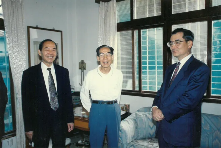 圖13 省主席連戰前往北門探視王金河醫師並瞭解烏腳病防治情形 案名：民國81年臺灣省政府第13任省主席連戰省政活動紀實 檔號：0081/140101/102 來源機關：國家發展委員會檔案管理局 管有機關：國家發展委員會檔案管理局