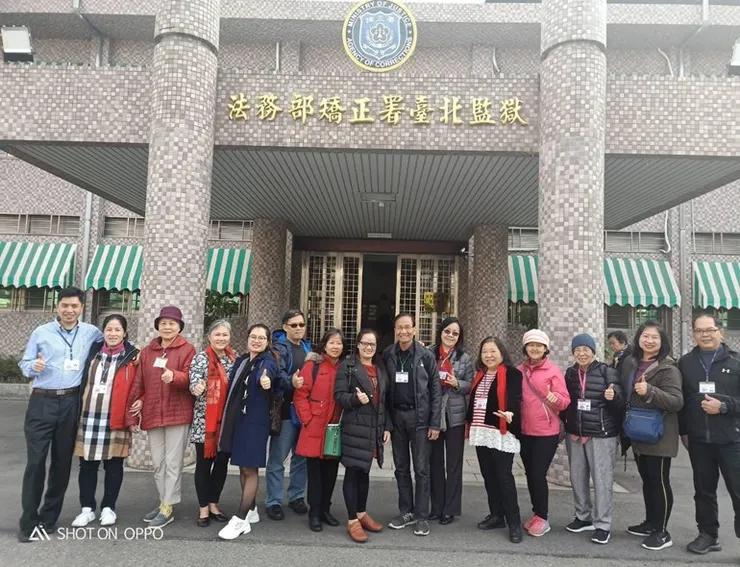 參與桃園龜山監獄關懷事工的人員合影，左一為莫善海牧師。