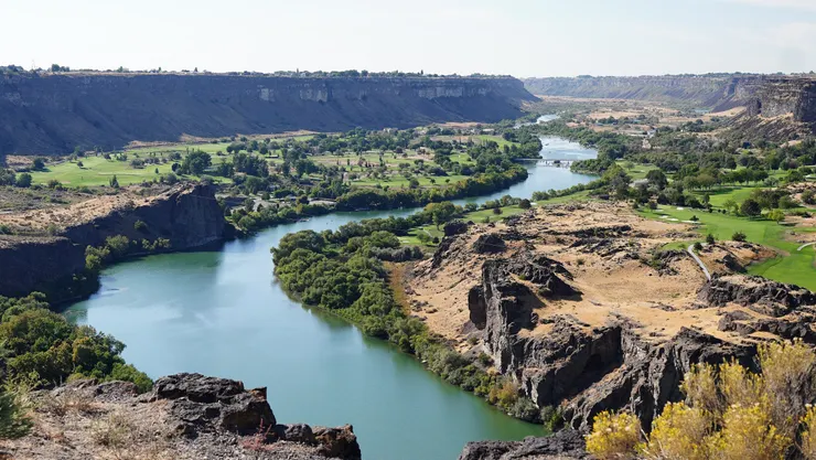 峽谷又大又深延伸至天際很壯觀