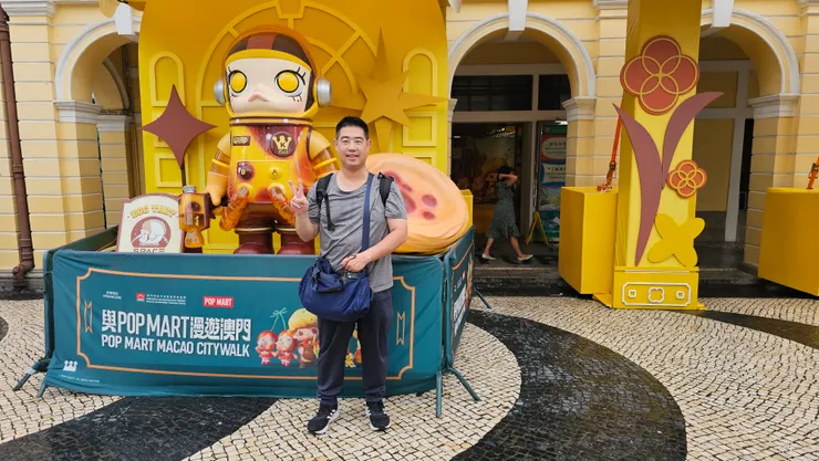 我在澳門議事亭前地和泡泡瑪特合影!