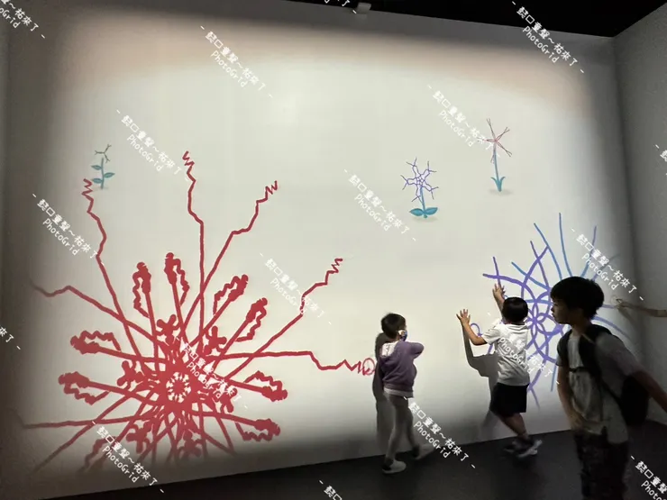 不一定要指尖,其實揮揮手也可以輕易創作。