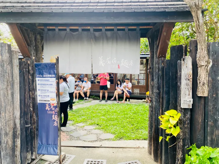 還沒進門，就已經看到滿滿的等待人潮了