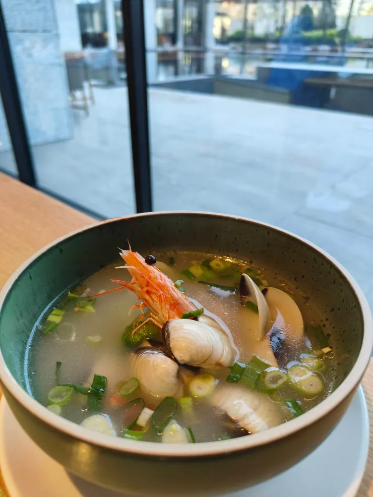 無法吃大量海鮮的我，換成這碗鮮甜的蛤蠣湯。(海鮮料都是可以給客人自由夾取的)